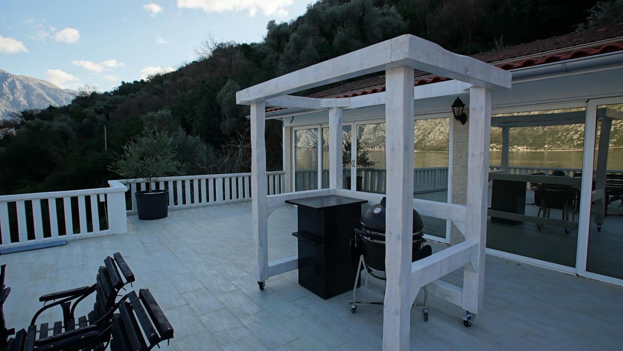 Penthouse Stoliv New Spa-Pool Villa Is Located 5M From The Sea, Exclusive Terrace,Private Jetty Wih Sunbeds, Pebble Beach, Secluded Location Total Area 375M2 At Your Disposal Kotor Exterior foto