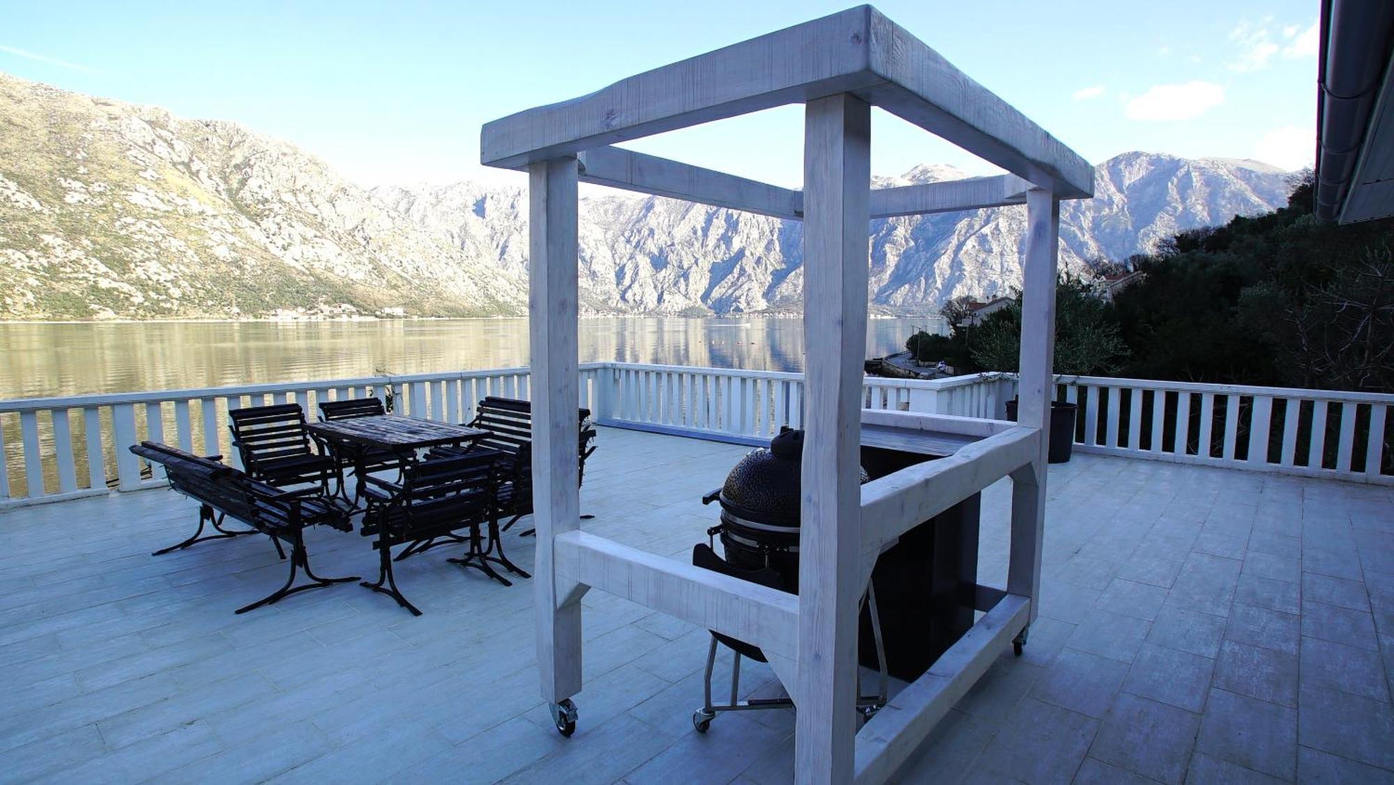 Penthouse Stoliv New Spa-Pool Villa Is Located 5M From The Sea, Exclusive Terrace,Private Jetty Wih Sunbeds, Pebble Beach, Secluded Location Total Area 375M2 At Your Disposal Kotor Exterior foto